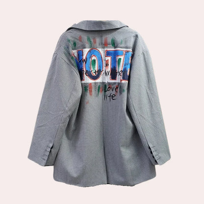 Mandy | Oversized damesblazer met tekst - Fashion Lab